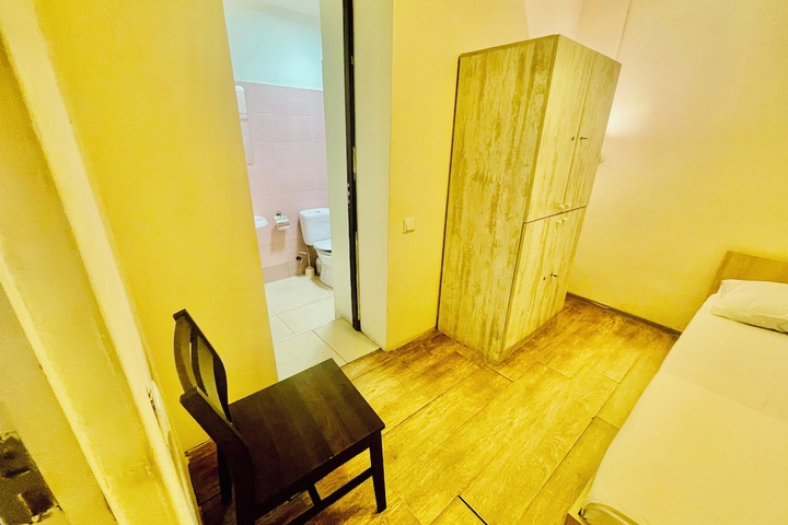 Room 82 of 146