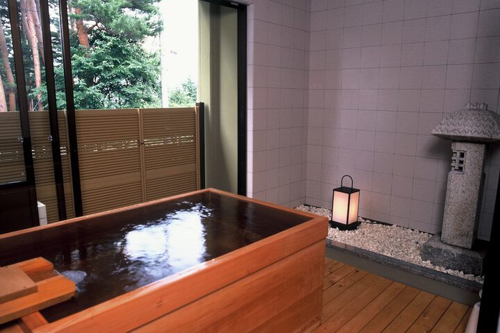 Deep soaking bathtub