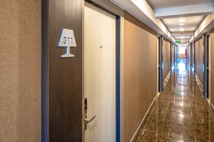 Ballroom/Hall 33 of 40