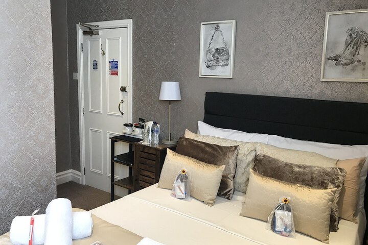 Room 8 of 48