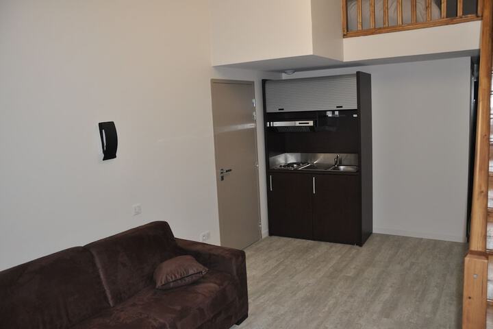 Lounge 49 of 82
