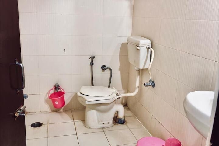 Room 6 of 8