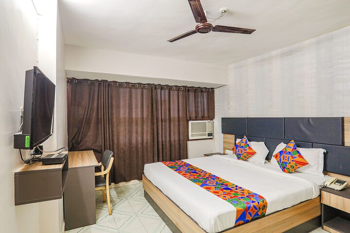 Room 10 of 28