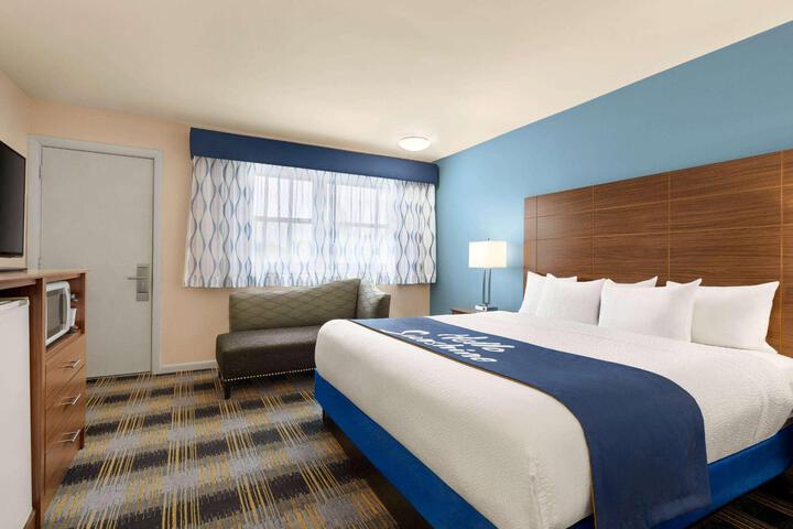 1 King Bed (4 of 7)