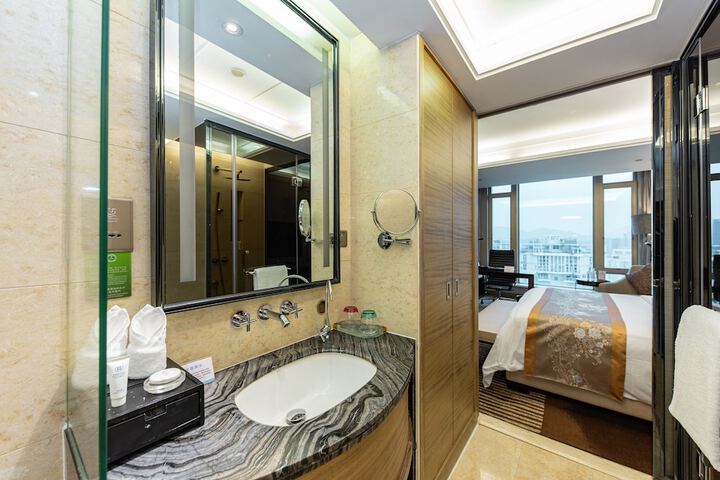 Room 27 of 216