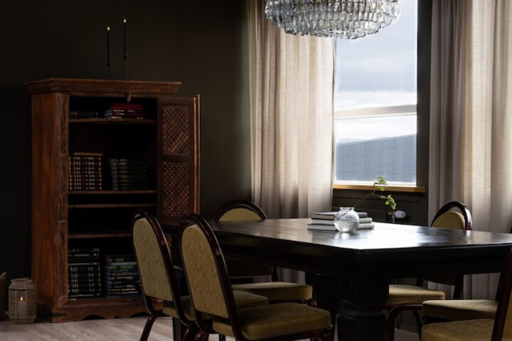 Lounge 56 of 74