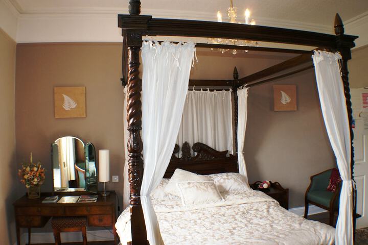 Room 4 of 28