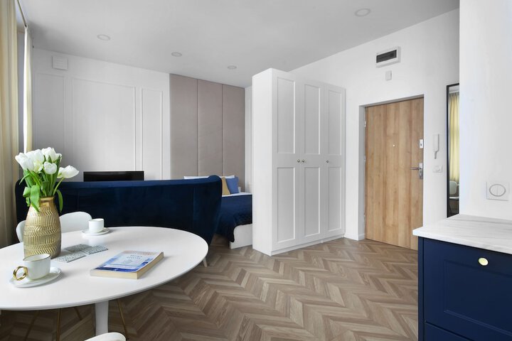 Room 7 of 12