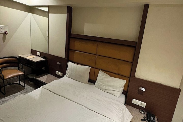 Room 10 of 33