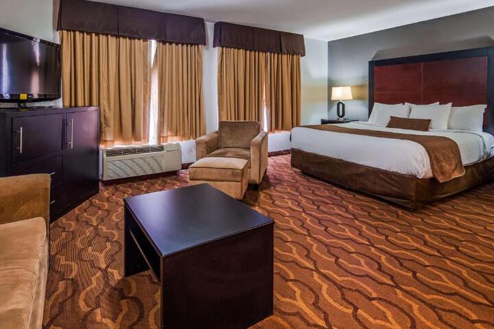1 King Bed High Speed Internet Accessible Microwave and Refrigerator, Coffee Maker Iron and Ironing Board Hairdryer Full Breakfast (2 of 15)