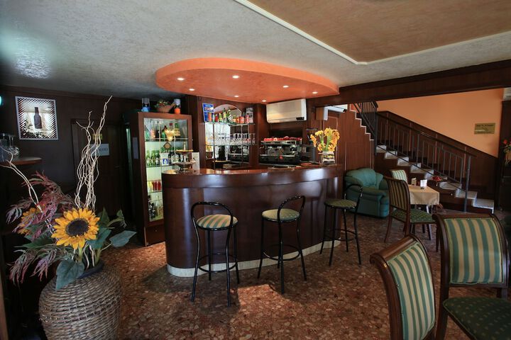 Lounge 52 of 133