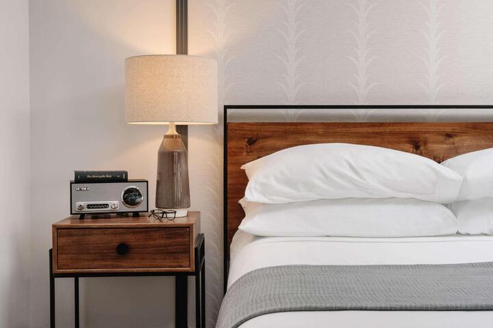 1 King Bed Deluxe Mobility and Hearing Impaired Accessible Room (16 of 17)