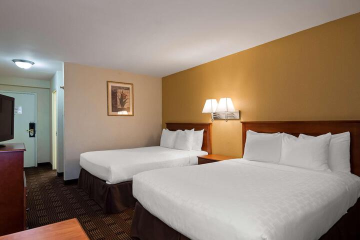 2 Queen Beds High Speed Internet Accessible Microwave, Refrigerator, Continental Breakfast (3 of 11)