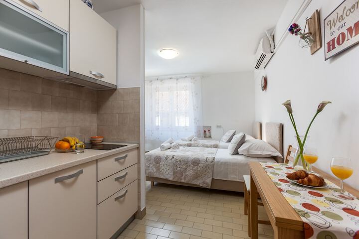 Room 44 of 180