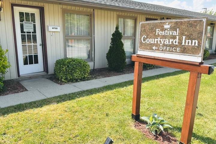 Festival Courtyard Inn