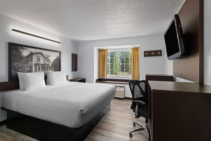 1 Queen Bed (10 of 16)
