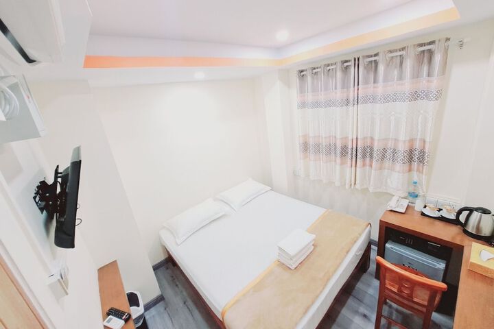 Room 4 of 13