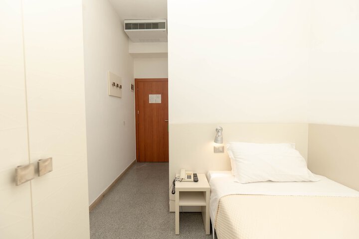 Room 6 of 26