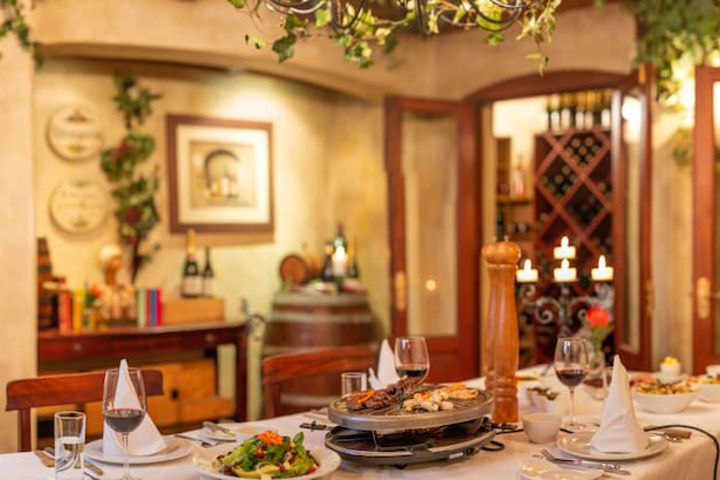 Dining 51 of 65