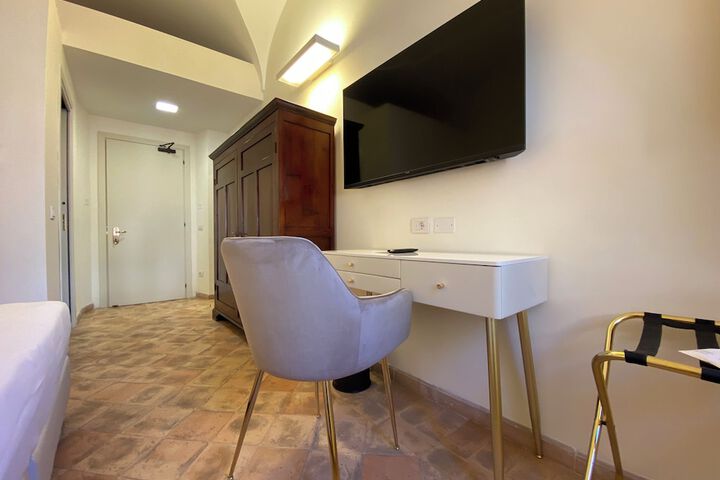 Room 100 of 180