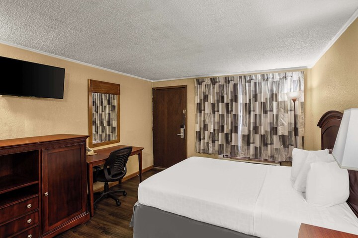 1 Queen Bed (12 of 19)