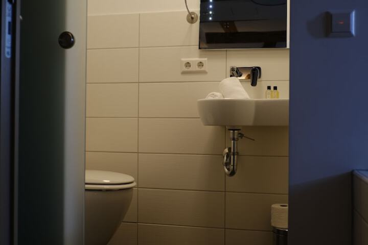 Room 17 of 40