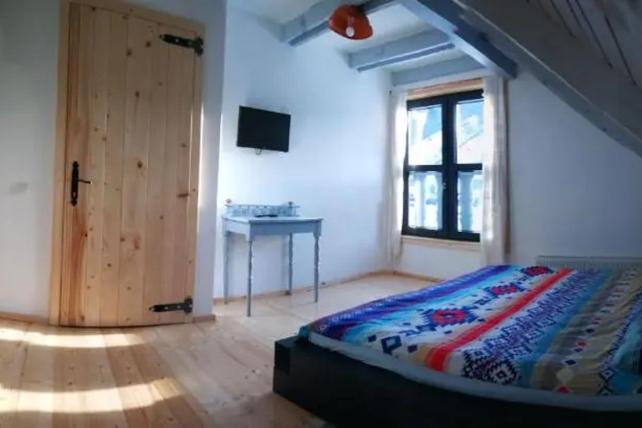 Room 5 of 18