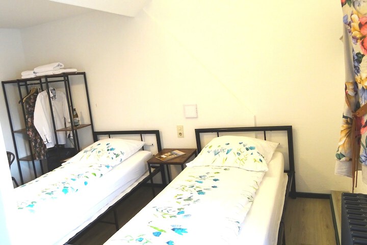 Room 42 of 442