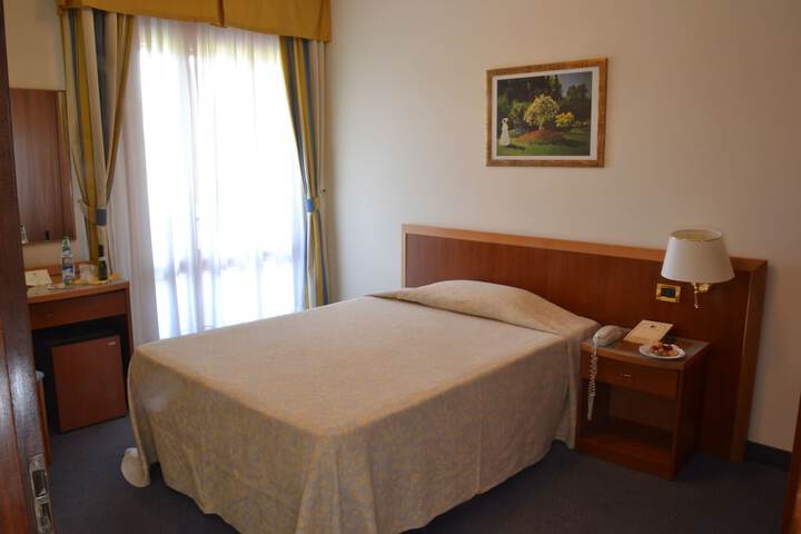 Room 7 of 77
