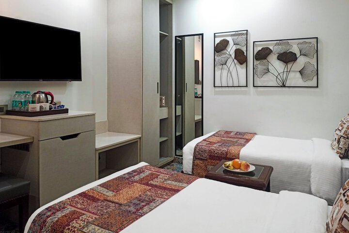 Room 6 of 28