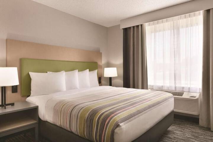 1 King Bed (2 of 9)