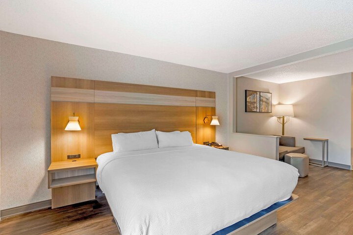1 King Bed Pet Friendly Room Work Desk Chair with Ottoman Microwave and Refrigerator Full Breakfast (5 of 19)