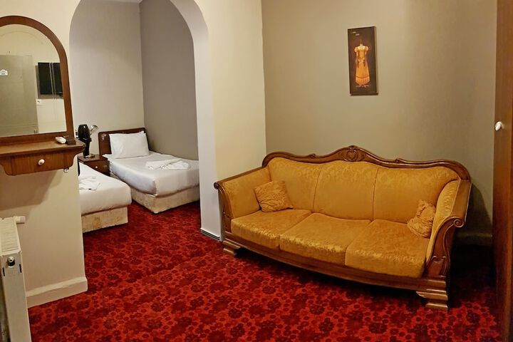 Room 7 of 76