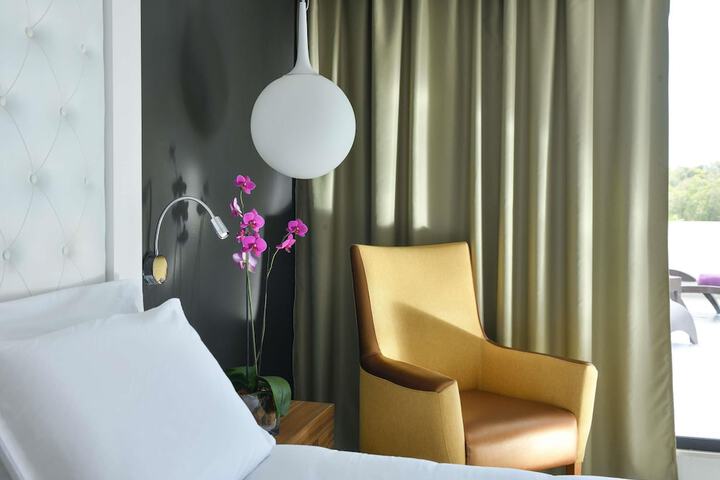 Room 13 of 222