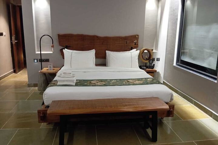 Room 6 of 17