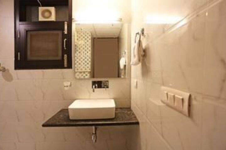 Room 4 of 30