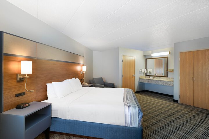 1 King Bed Deluxe Room (8 of 17)