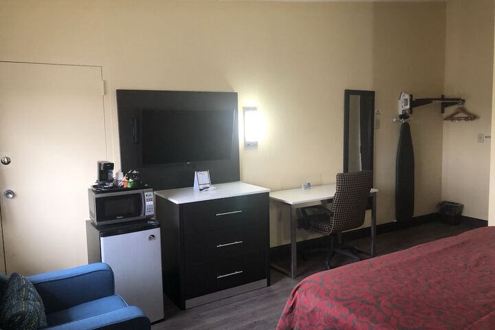 1 King Bed (3 of 8)