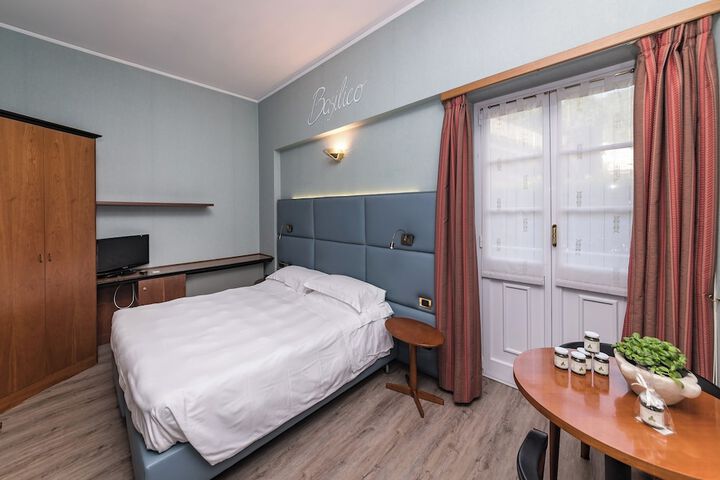 Room 2 of 37