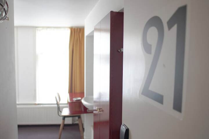 Room 32 of 78