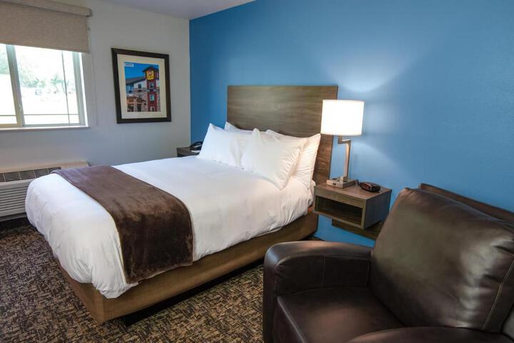 1 Queen Bed with Recliner (18 of 19)