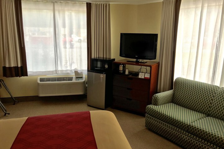 1 King Bed (6 of 9)