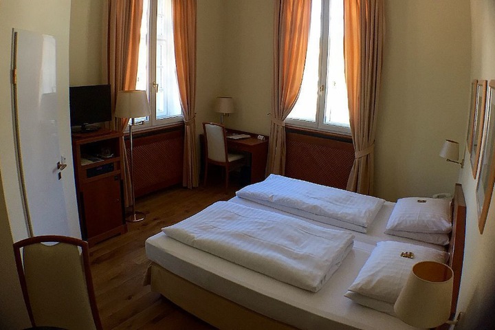 Room 3 of 32
