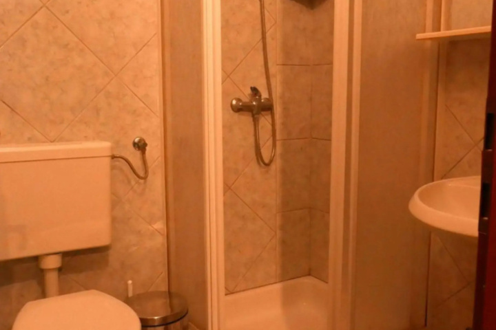 Room 6 of 12