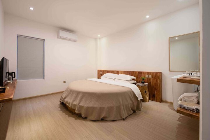 Room 3 of 90