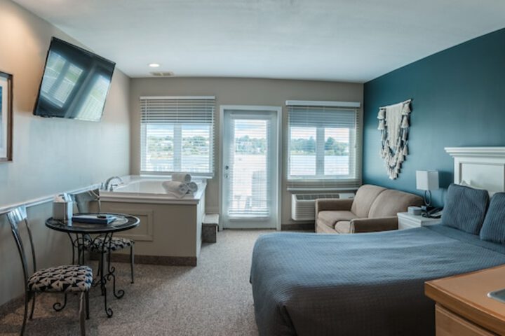 Deluxe Queen Bed Lake View Sofa (20 of 38)