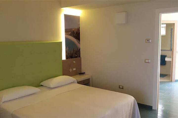 Room 6 of 90
