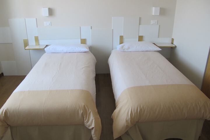 Room 2 of 33