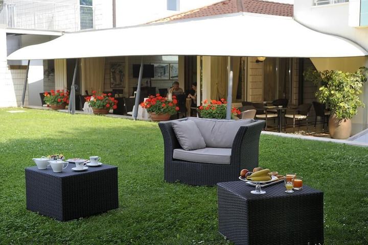 Hotel Exterior 102 of 106