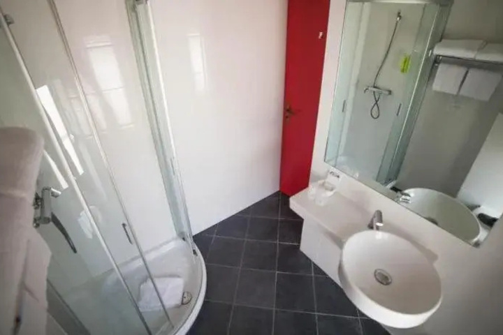 Room 8 of 18